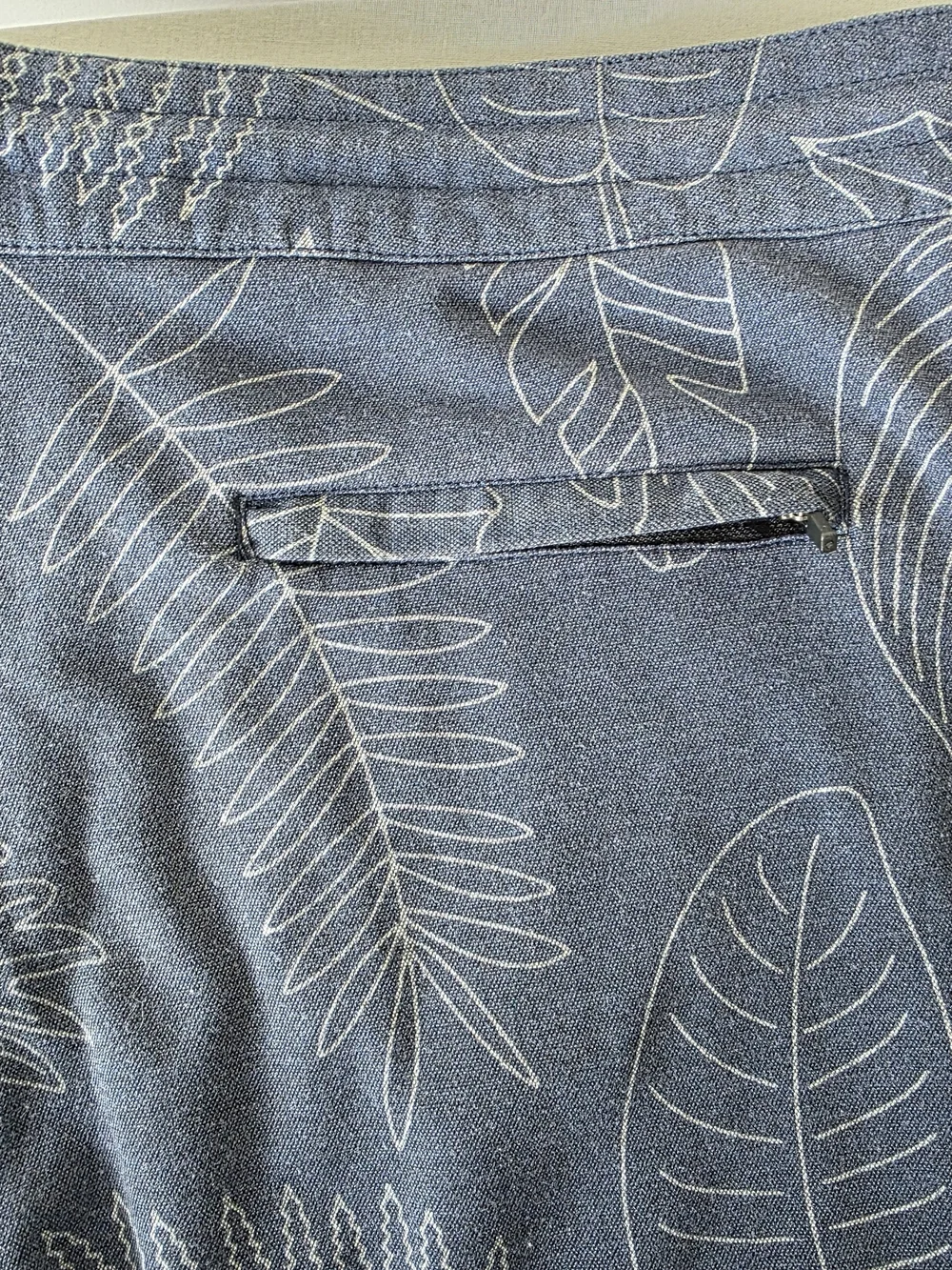 Vissla Tropical Pleasures Hybrid Boardshorts Men's L Navy Leaf Print Surf Shorts
